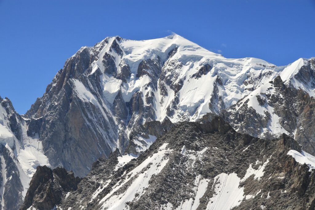 https://pl.wikipedia.org/wiki/Mont_Blanc#/media/Plik:Mont_Blanc_from_Punta_Helbronner,_2010_July.JPG